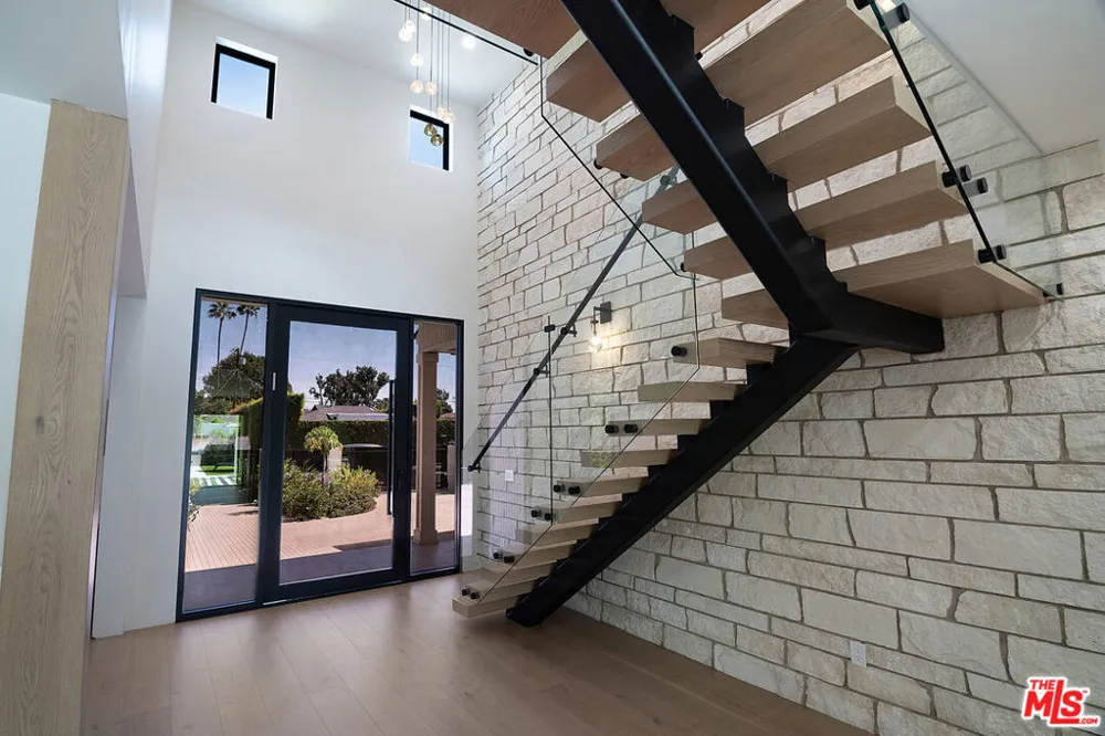 5529 Greenbush Avenue Sherman Oaks, CA 91401