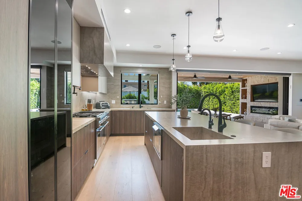 5529 Greenbush Avenue Sherman Oaks, CA 91401