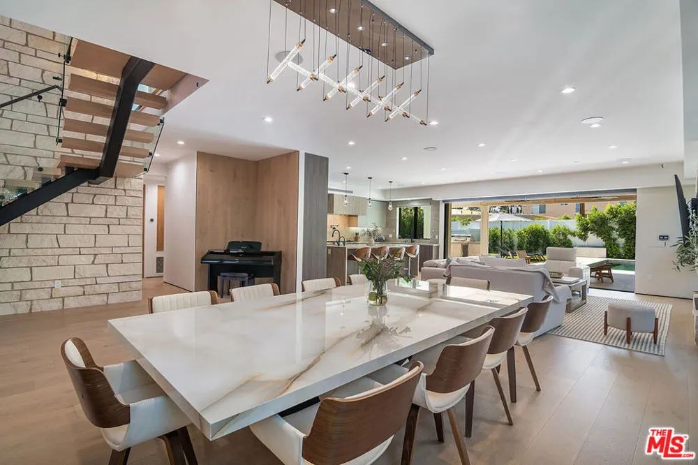 5529 Greenbush Avenue Sherman Oaks, CA 91401