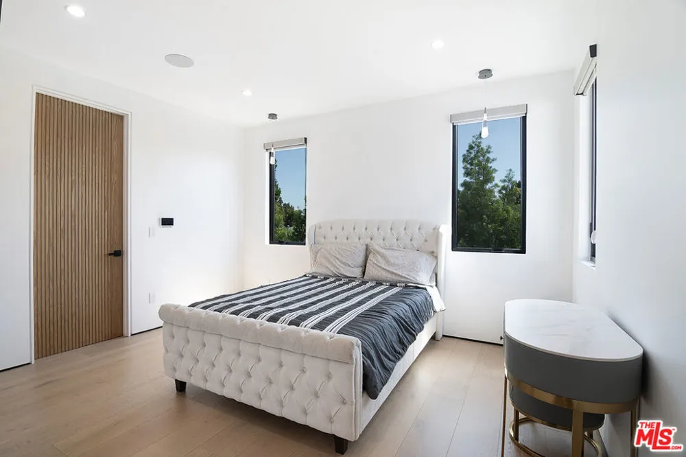 5529 Greenbush Avenue Sherman Oaks, CA 91401
