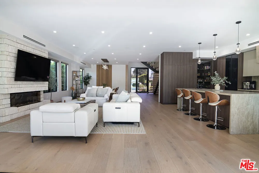 5529 Greenbush Avenue Sherman Oaks, CA 91401