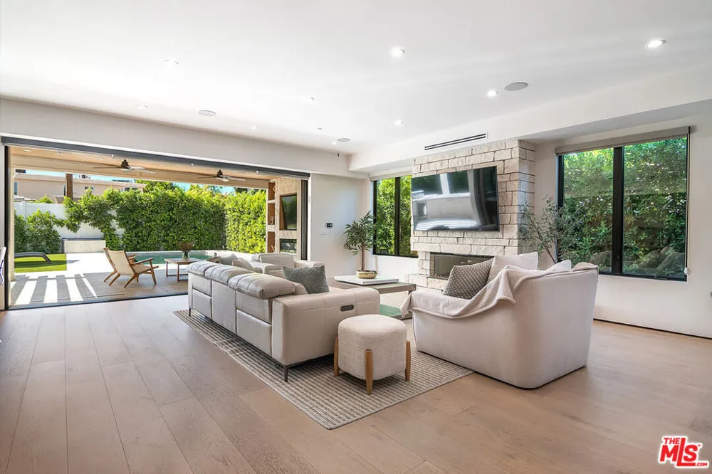5529 Greenbush Avenue Sherman Oaks, CA 91401