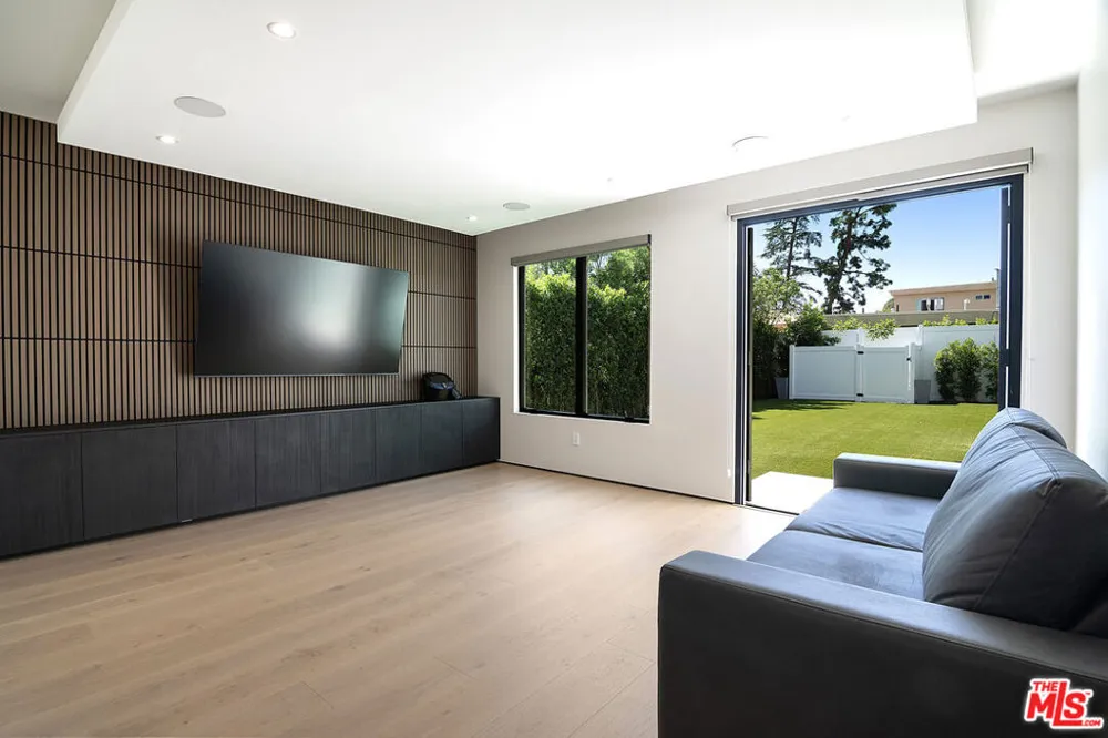 5529 Greenbush Avenue Sherman Oaks, CA 91401