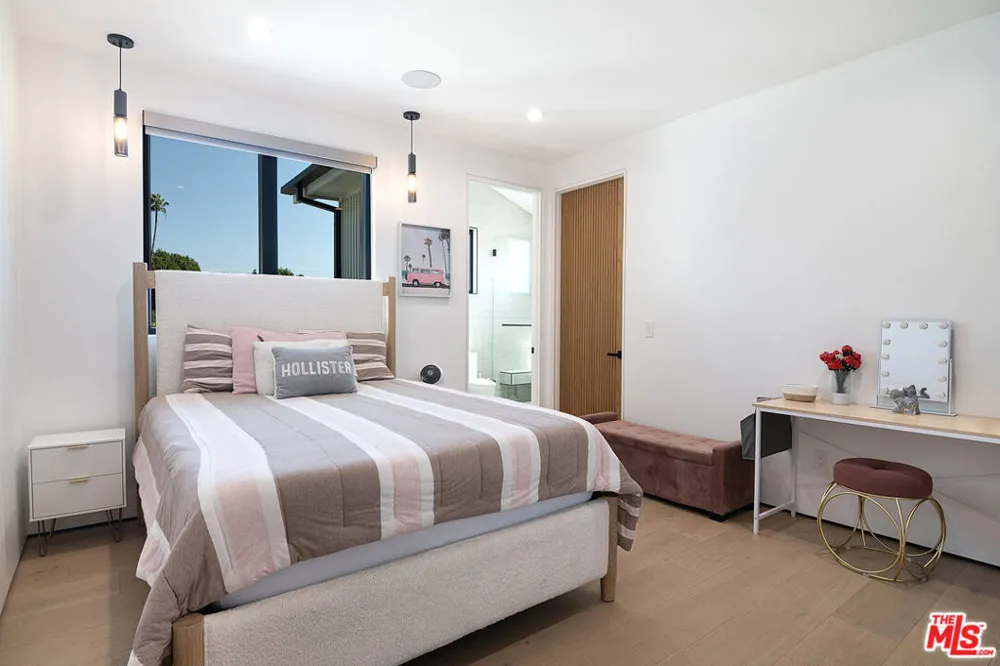 5529 Greenbush Avenue Sherman Oaks, CA 91401