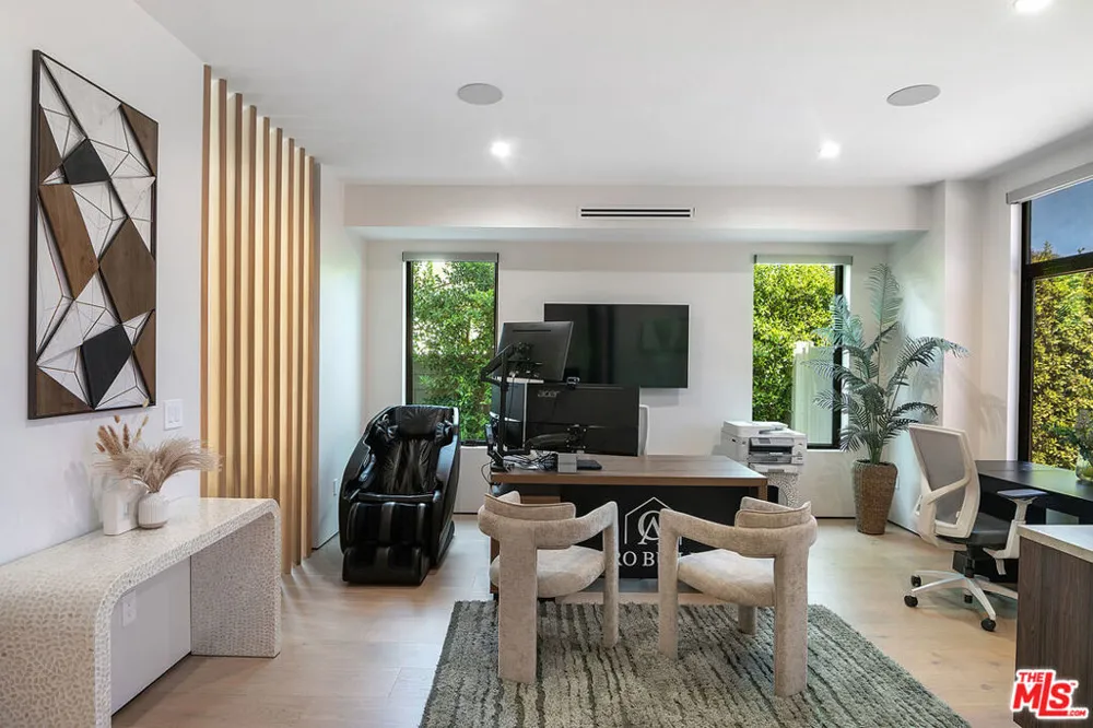 5529 Greenbush Avenue Sherman Oaks, CA 91401