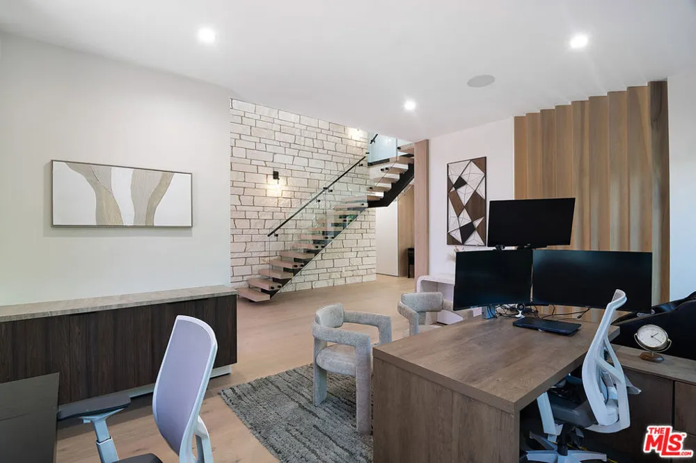 5529 Greenbush Avenue Sherman Oaks, CA 91401