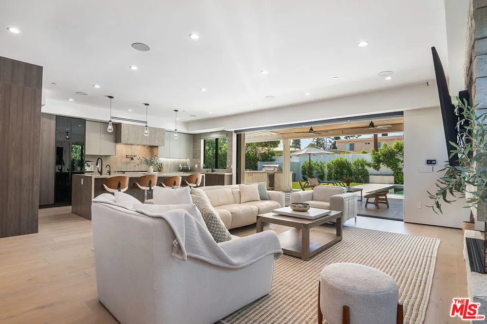 5529 Greenbush Avenue Sherman Oaks, CA 91401