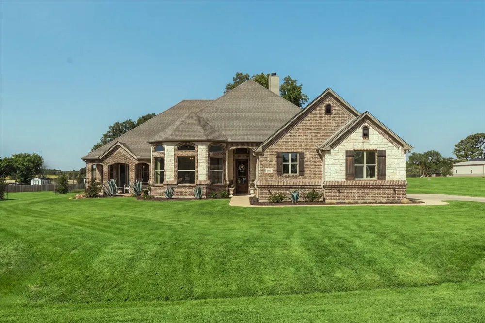 111 Eagle Point Azle, TX 76020