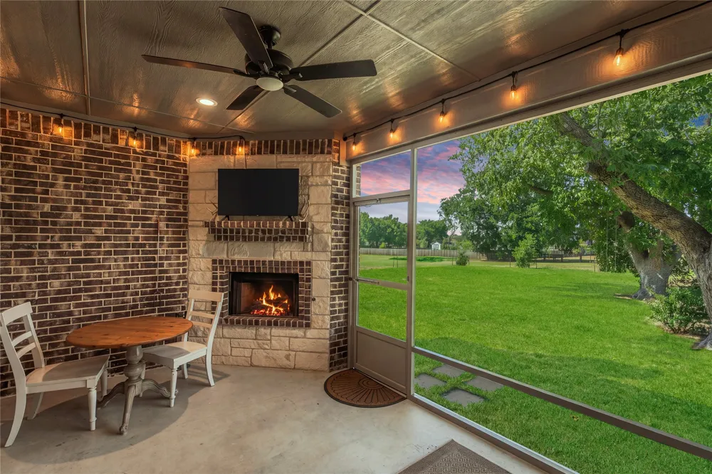 111 Eagle Point Azle, TX 76020