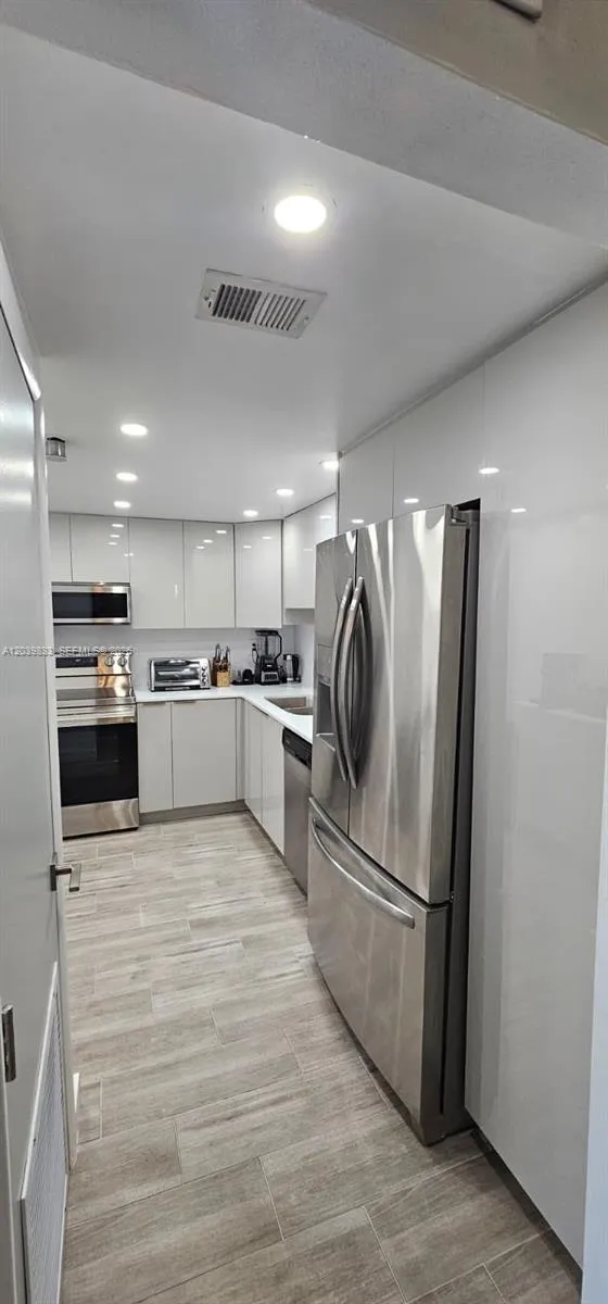 17600 Bay Rd #N906 Sunny Isles Beach, FL 33160