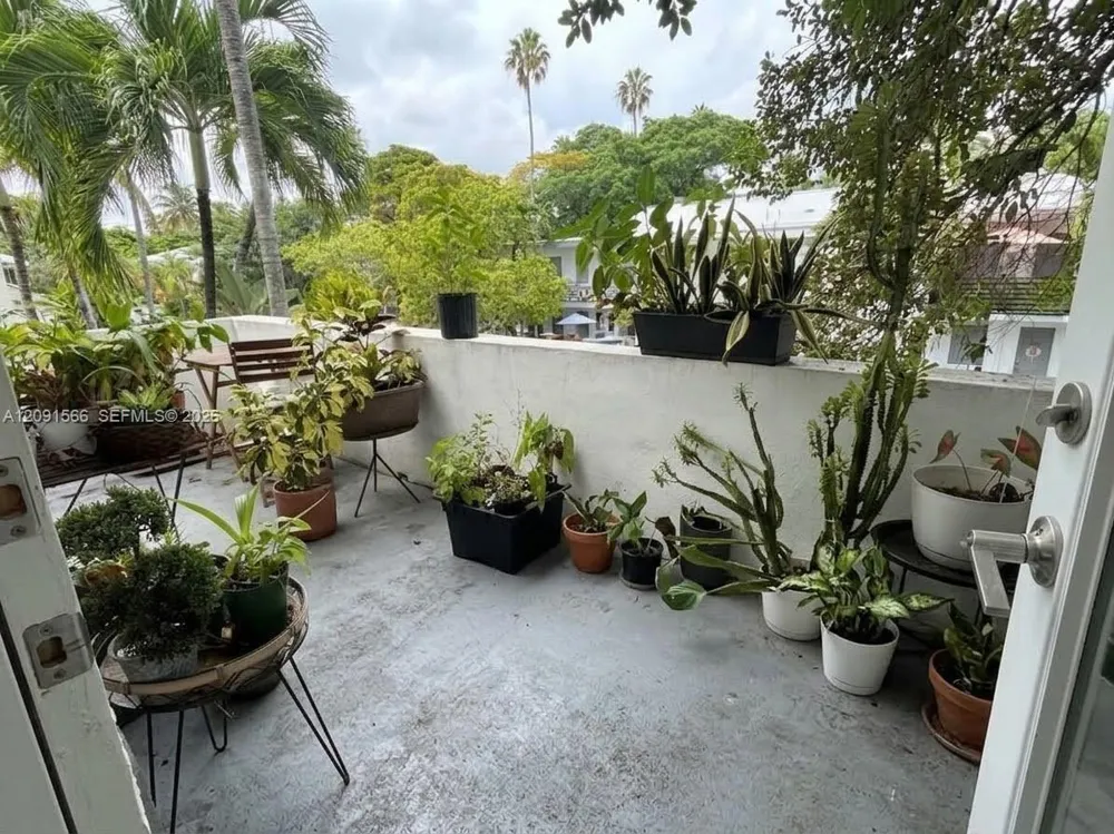 932 7th St #932D Miami Beach, FL 33139