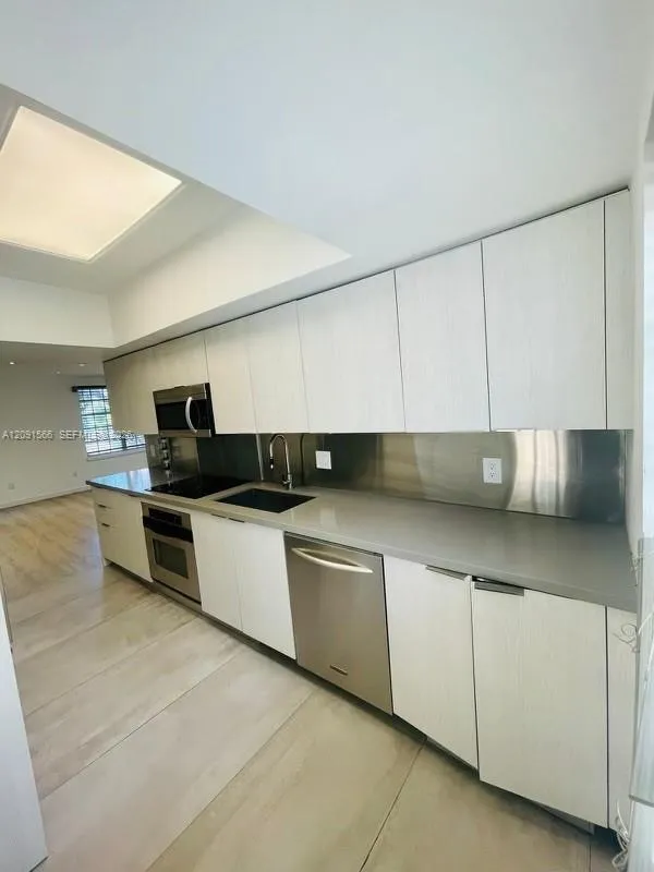 932 7th St #932D Miami Beach, FL 33139