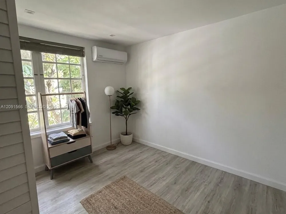 932 7th St #932D Miami Beach, FL 33139