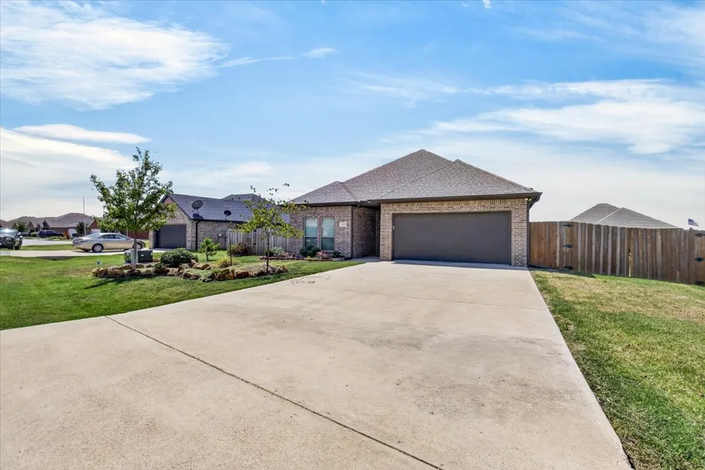 2112 Cole Street Mabank, TX 75147