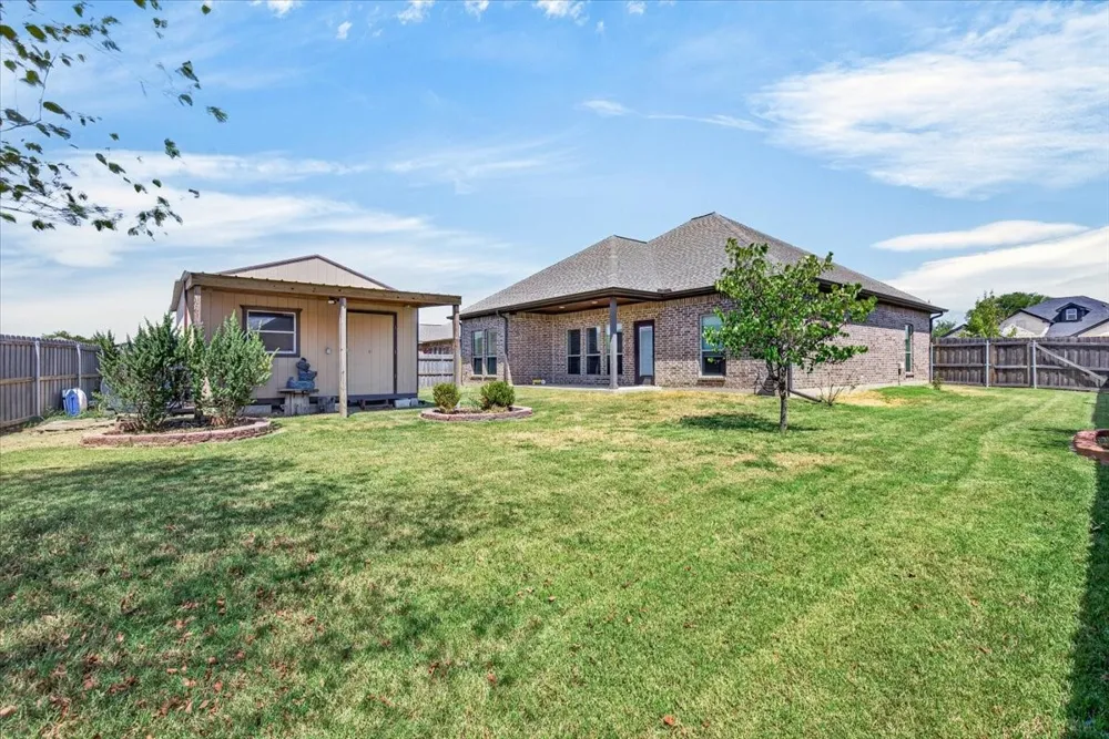 2112 Cole Street Mabank, TX 75147