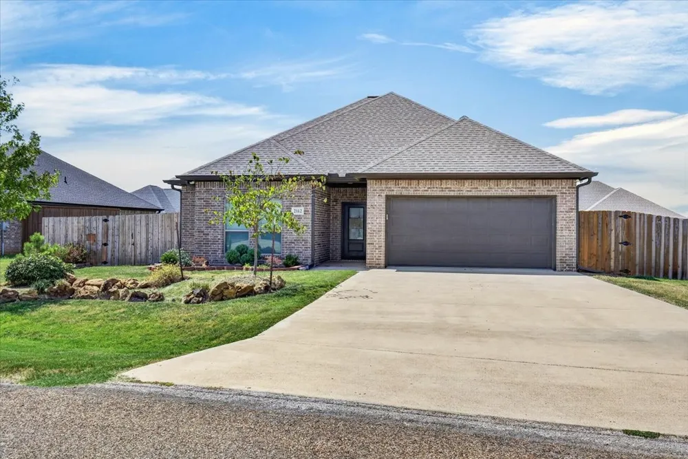 2112 Cole Street Mabank, TX 75147