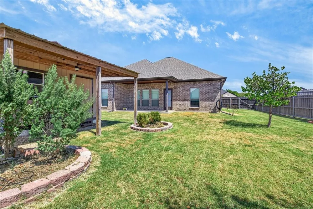 2112 Cole Street Mabank, TX 75147