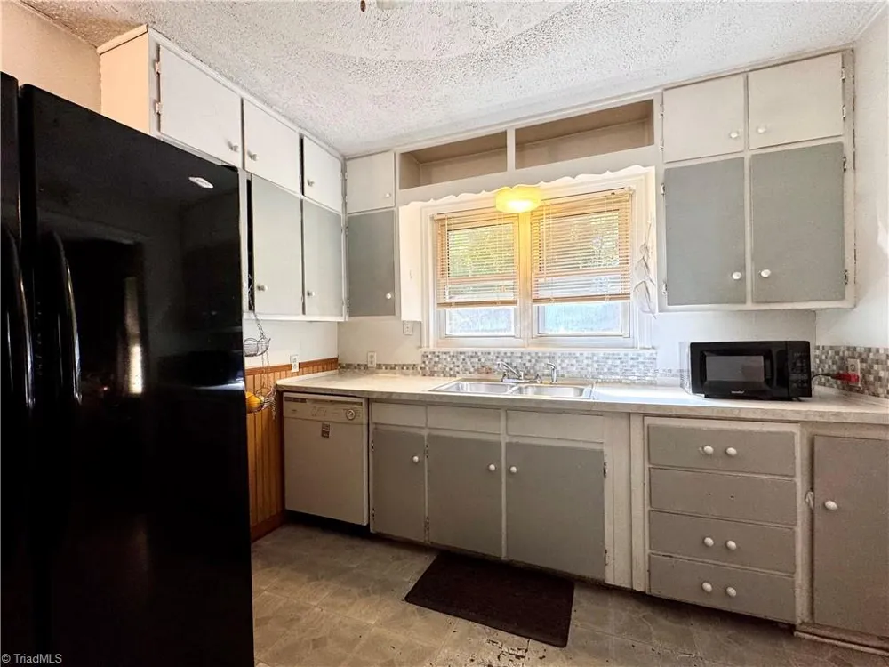 2190 Indian Trail Winston-Salem, NC 27106