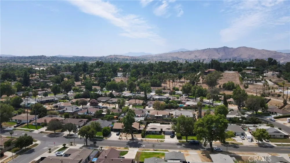 10068 Fox Riverside, CA 92503