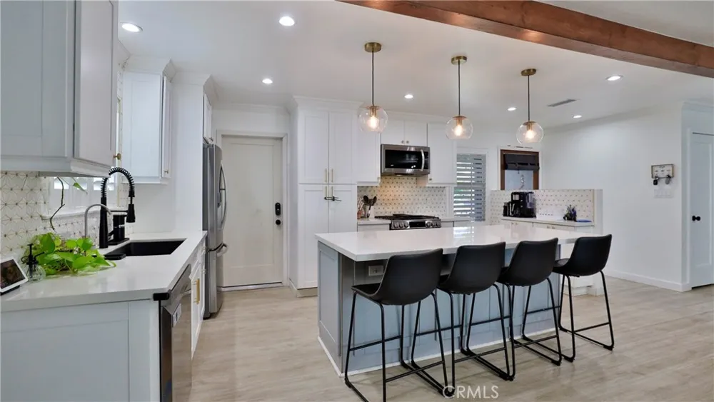 10068 Fox Riverside, CA 92503