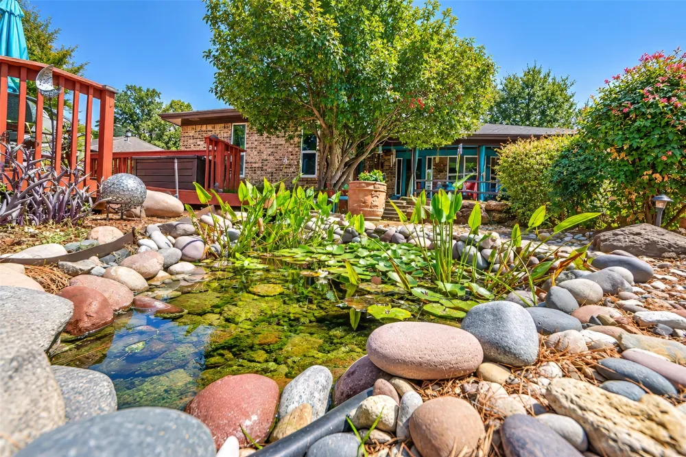 2125 Cambridge Drive Hurst, TX 76054