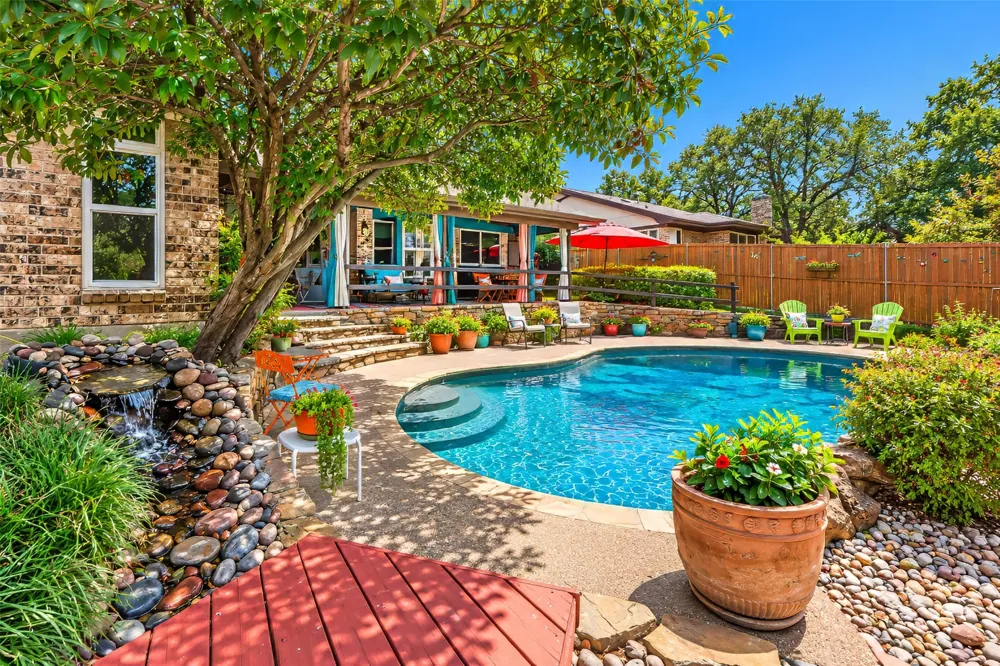 2125 Cambridge Drive Hurst, TX 76054