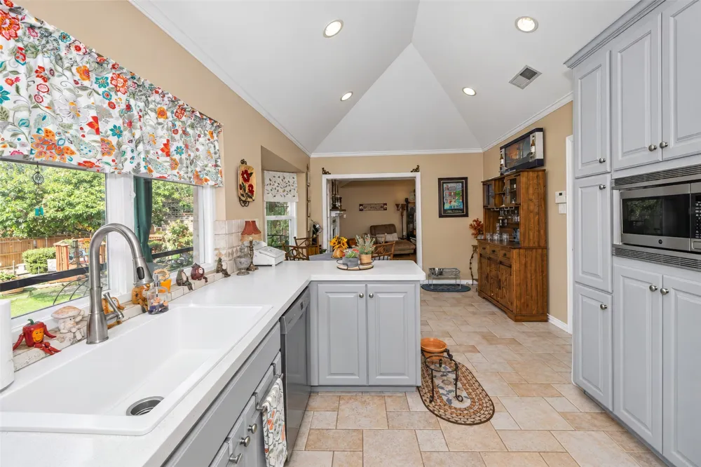 2125 Cambridge Drive Hurst, TX 76054