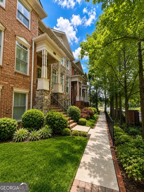 1085 Charles Towne SQ