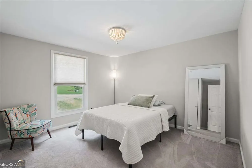9682 N Pond CIR Roswell, GA 30076