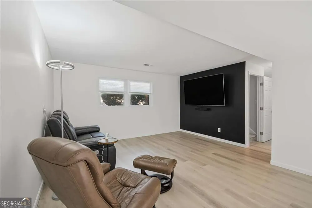 9682 N Pond CIR Roswell, GA 30076