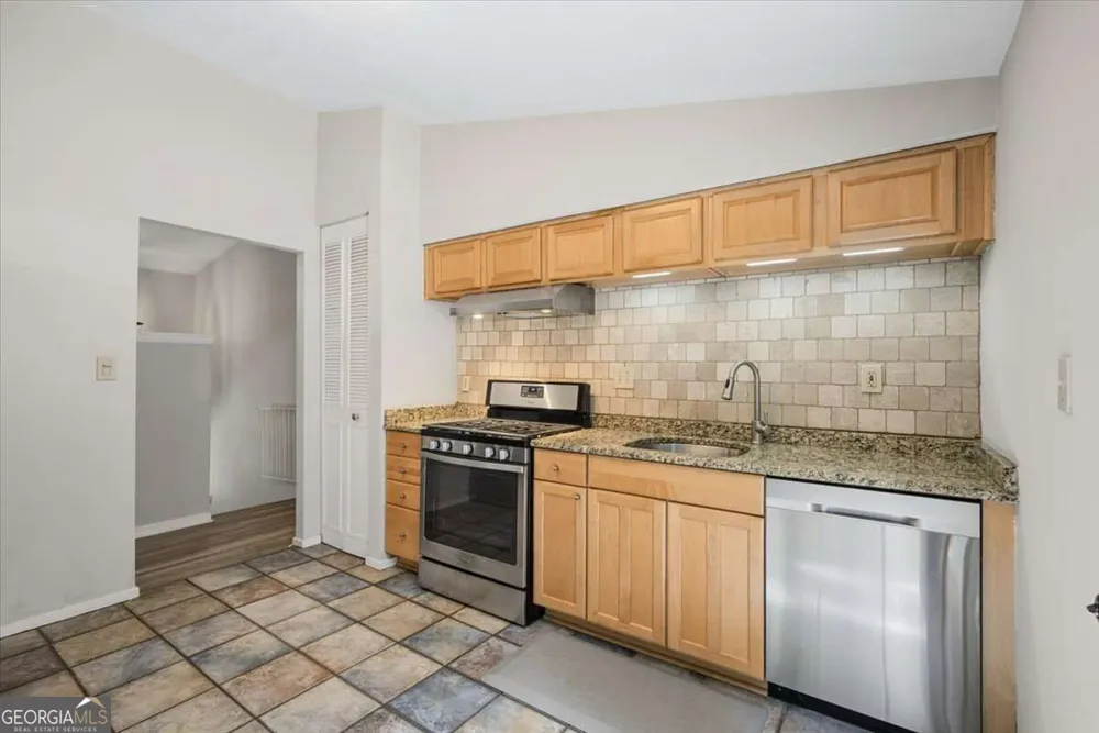9682 N Pond CIR Roswell, GA 30076