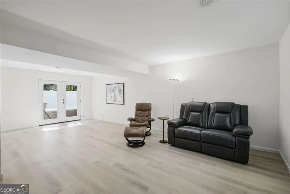 9682 N Pond CIR Roswell, GA 30076