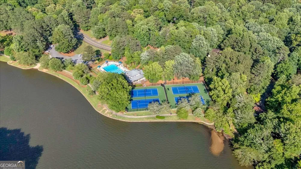9682 N Pond CIR Roswell, GA 30076