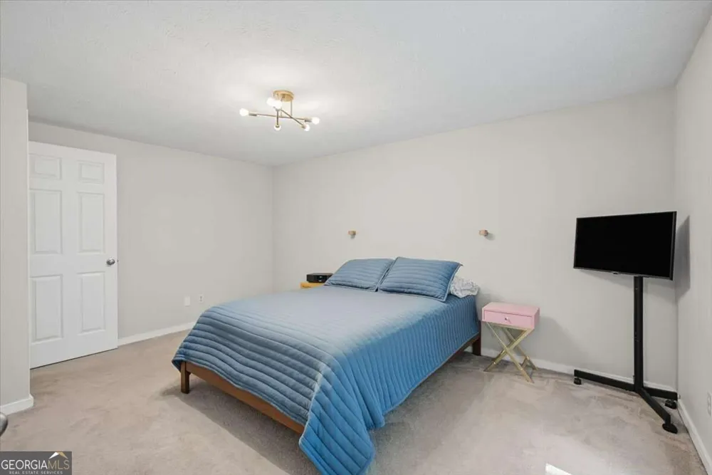 9682 N Pond CIR Roswell, GA 30076