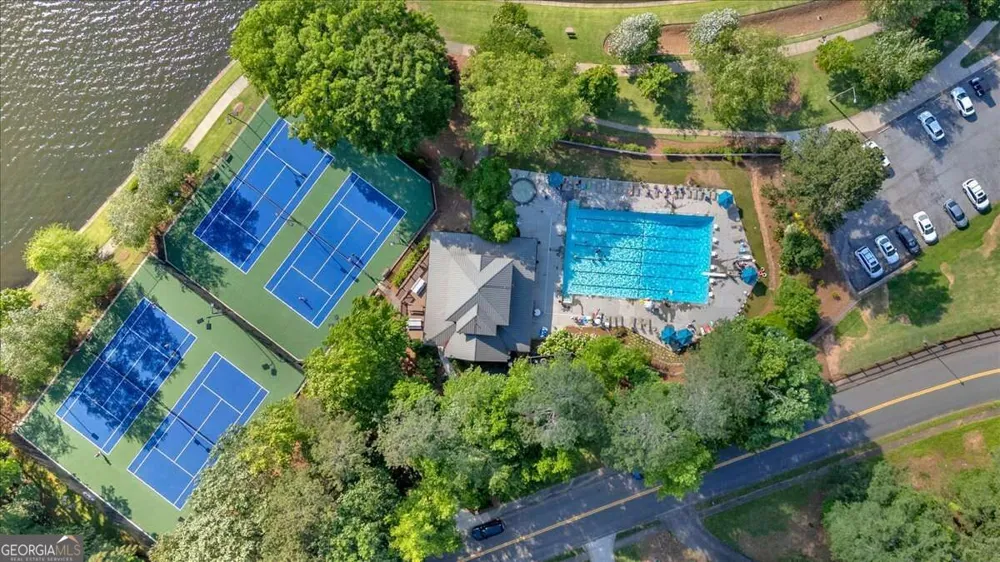 9682 N Pond CIR Roswell, GA 30076