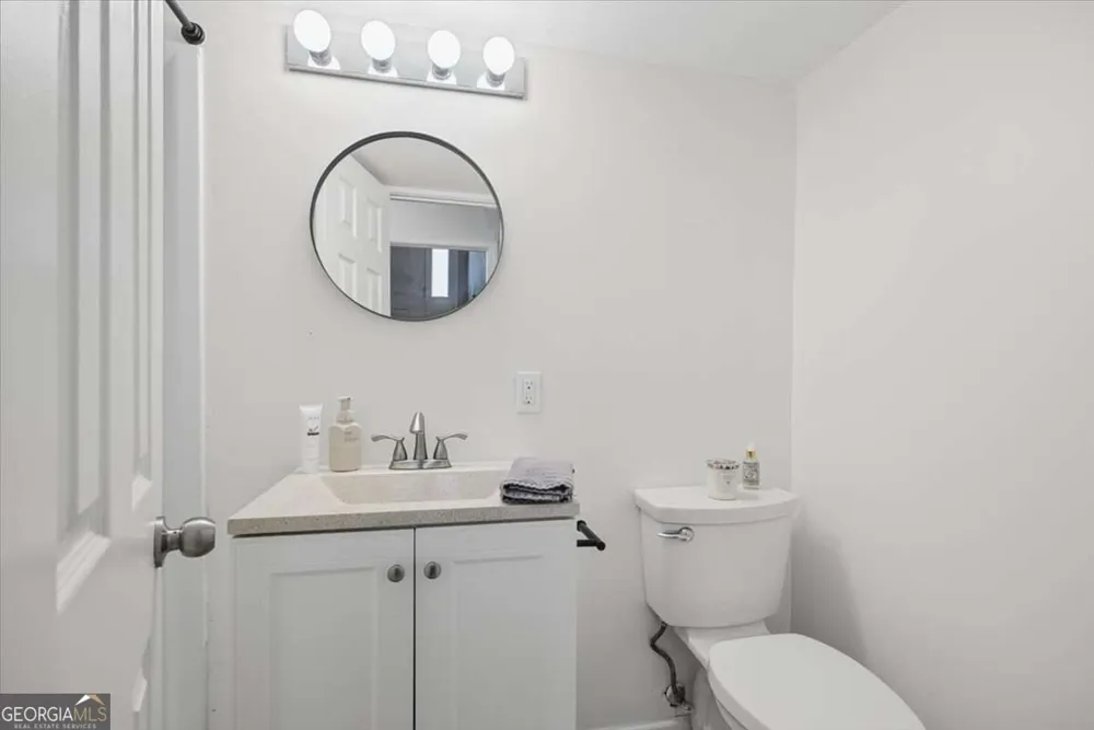 9682 N Pond CIR Roswell, GA 30076