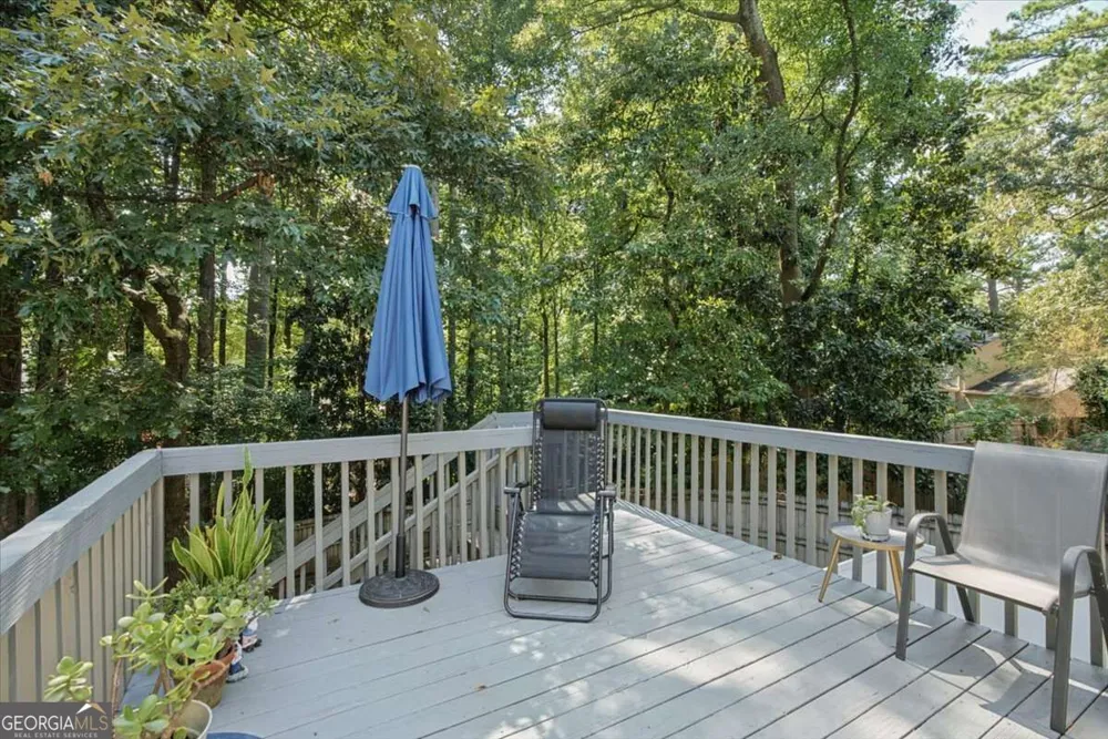 9682 N Pond CIR Roswell, GA 30076