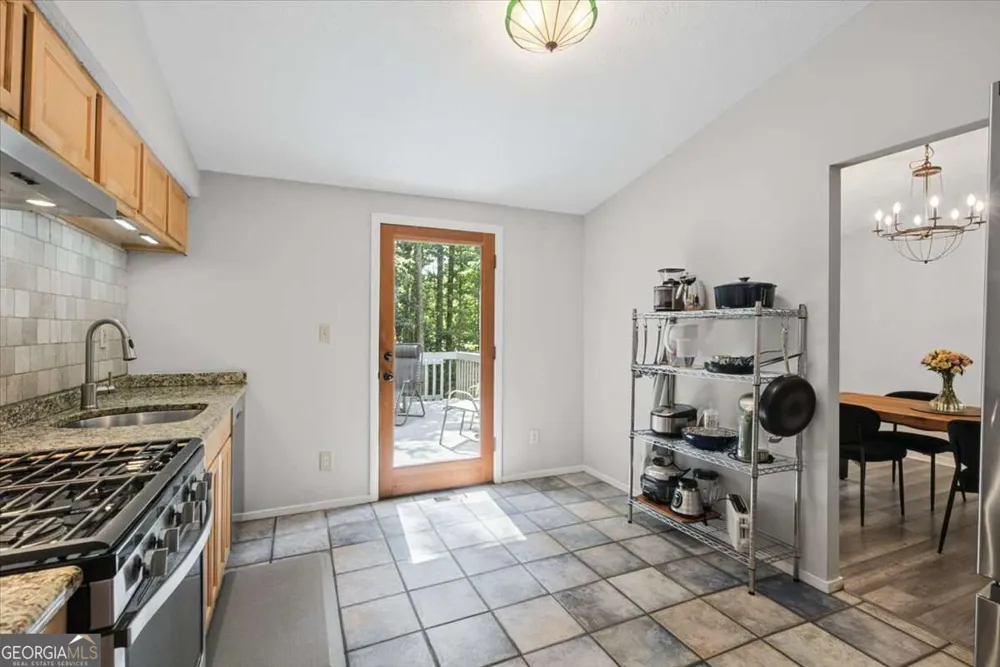 9682 N Pond CIR Roswell, GA 30076