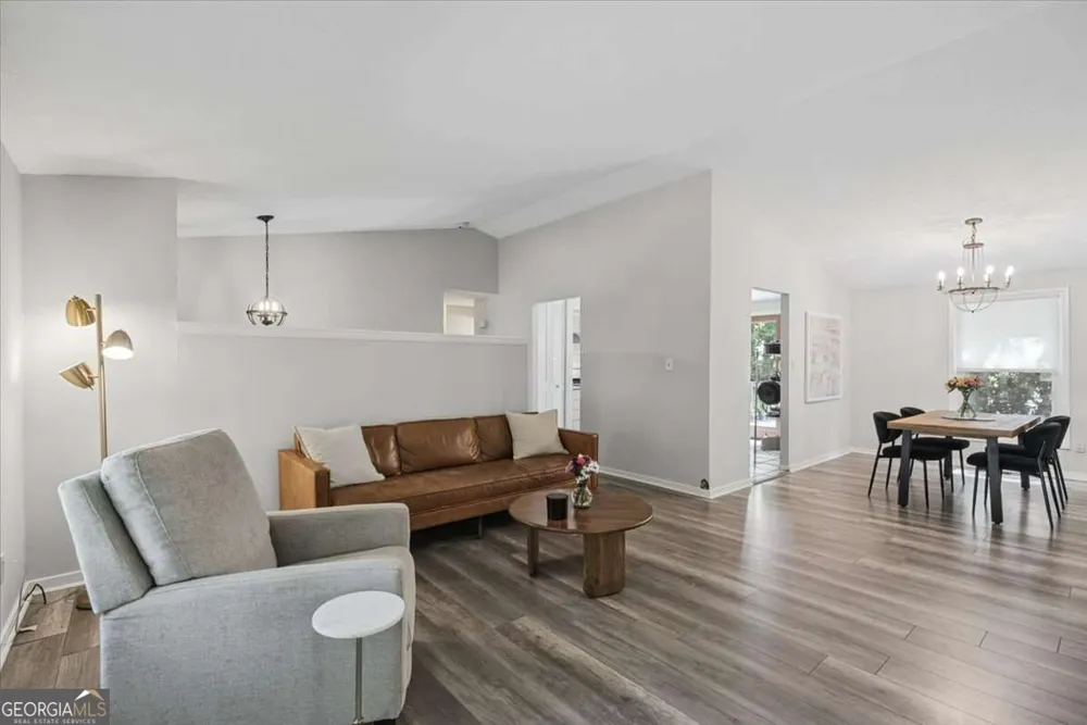 9682 N Pond CIR Roswell, GA 30076
