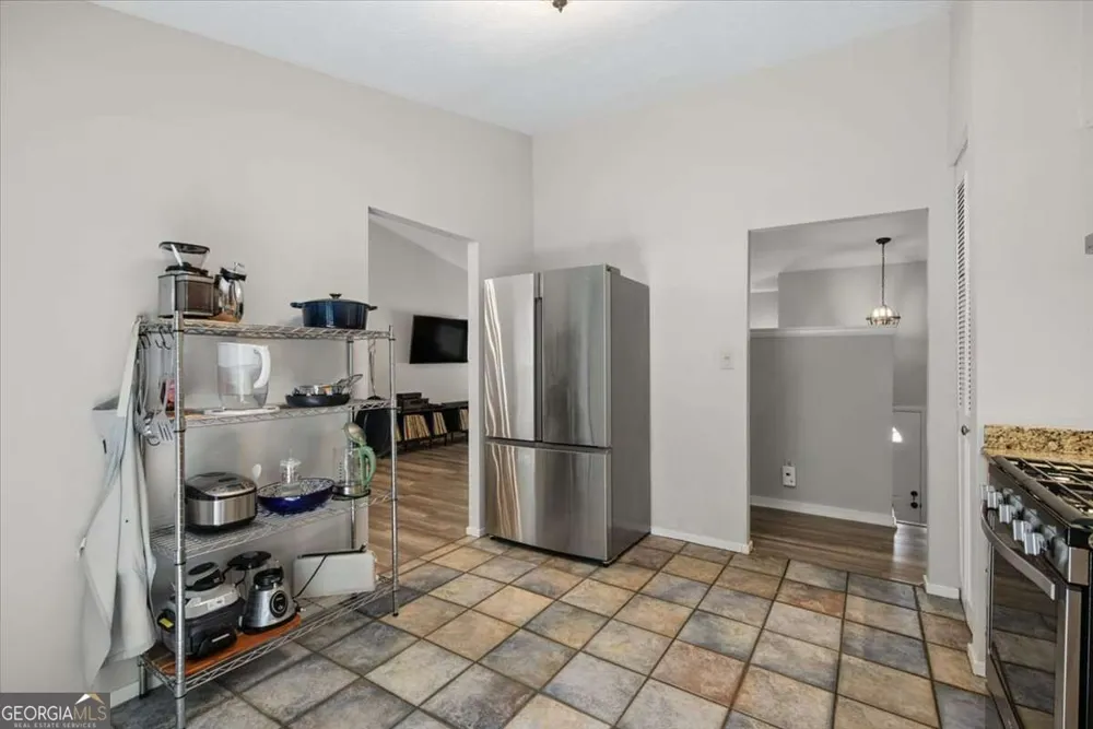 9682 N Pond CIR Roswell, GA 30076