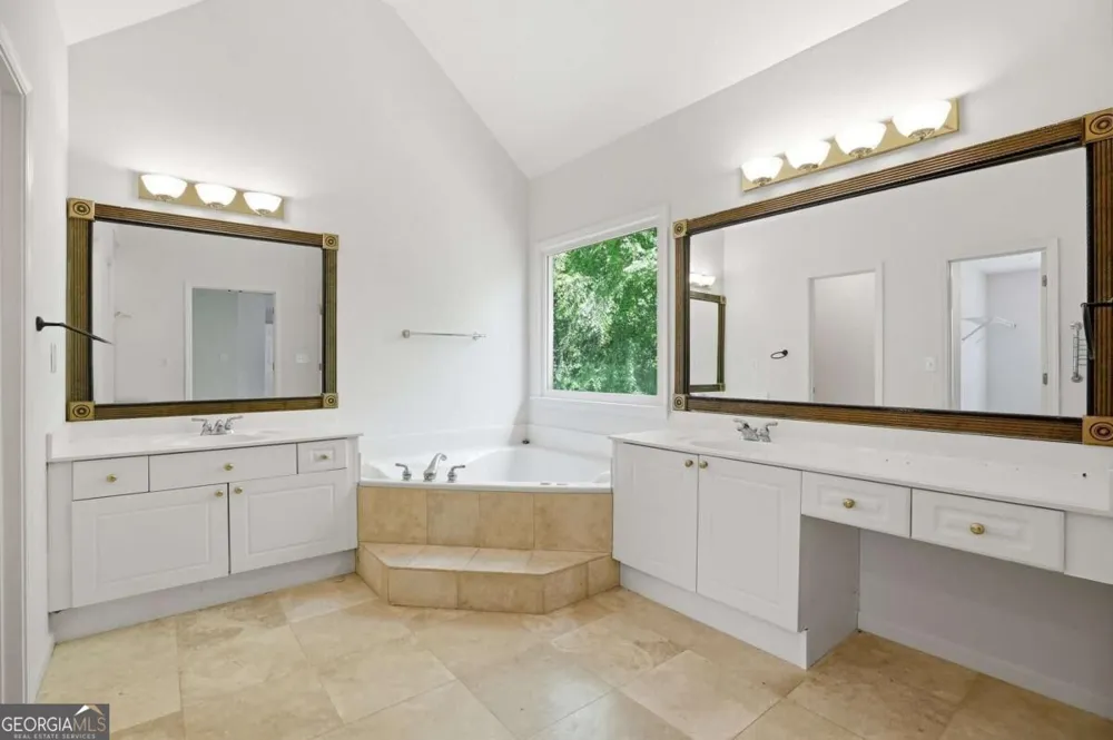 4025 Eyrie Farms LN Cumming, GA 30041