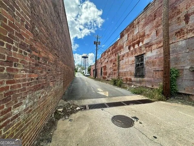 114/118 S State Street Lyons, GA 30436