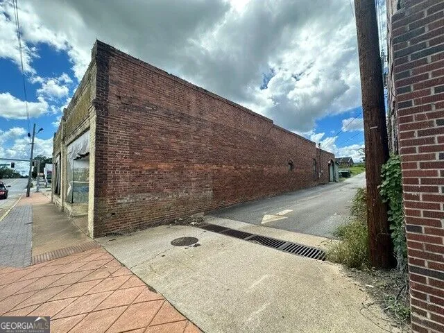 114/118 S State Street Lyons, GA 30436
