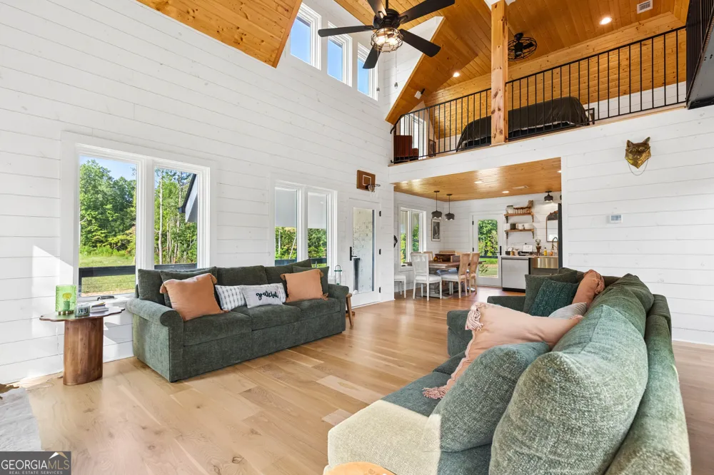 692 Hutchins Wolfskin RD Stephens, GA 30667