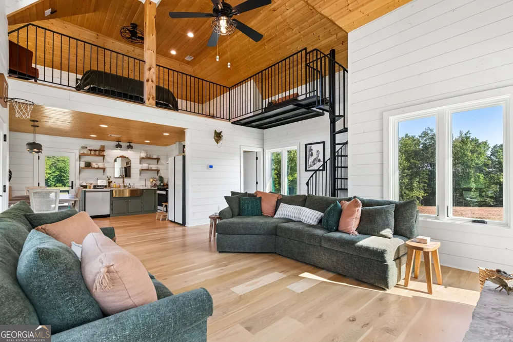 692 Hutchins Wolfskin RD Stephens, GA 30667