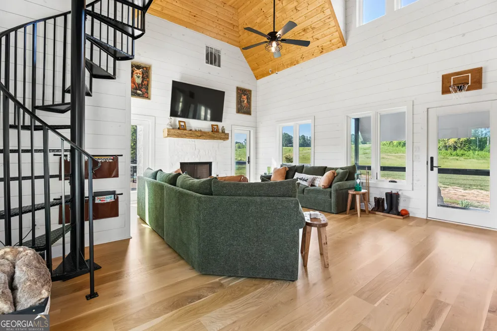 692 Hutchins Wolfskin RD Stephens, GA 30667
