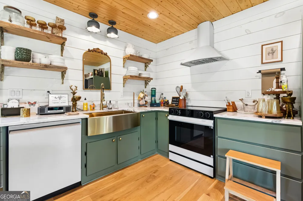 692 Hutchins Wolfskin RD Stephens, GA 30667