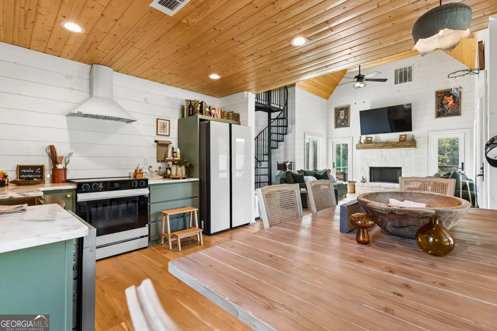 692 Hutchins Wolfskin RD Stephens, GA 30667