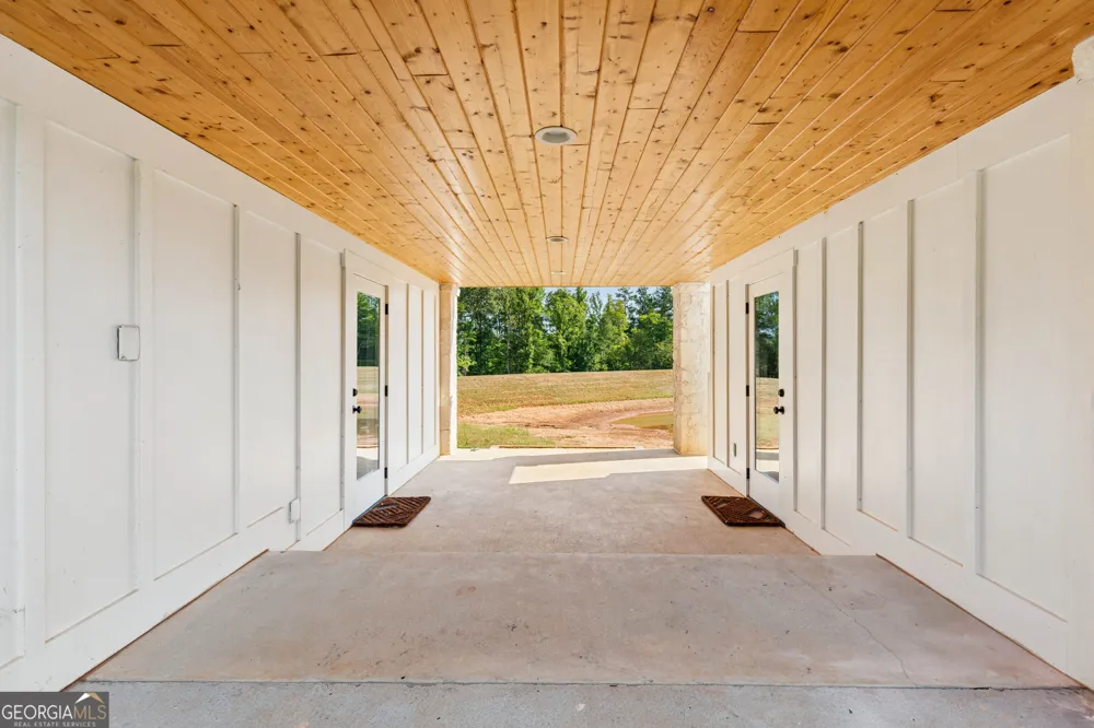 692 Hutchins Wolfskin RD Stephens, GA 30667