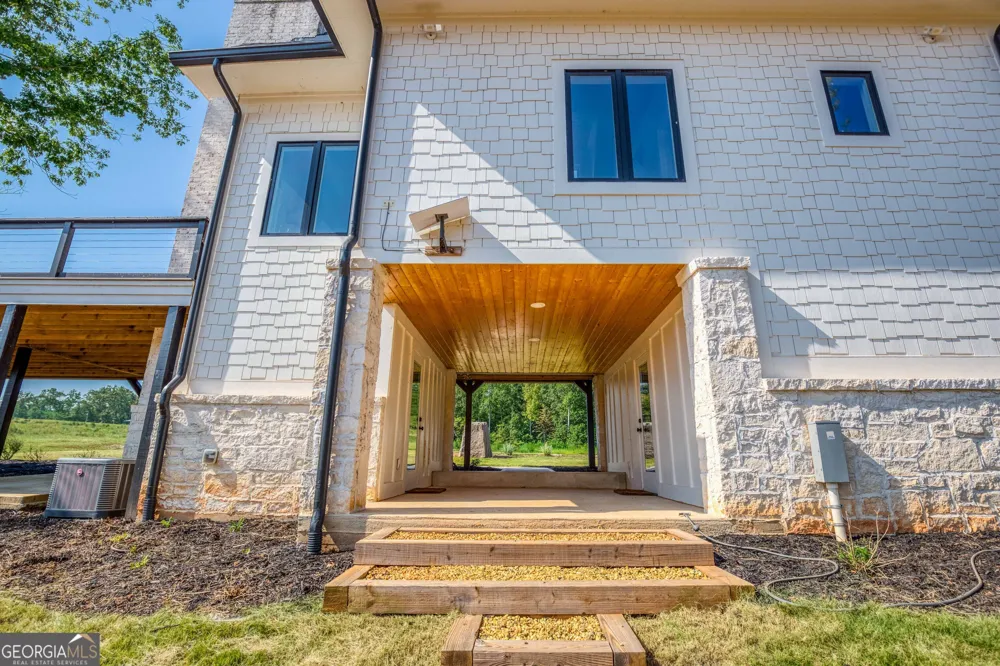 692 Hutchins Wolfskin RD Stephens, GA 30667